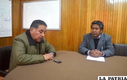 El rector de la UTO, Carlos Antezana (izq.) y el presidente de Feduto, Renán Guzmán (der.)