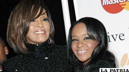 Whitney Houston y su hija Bobbi Kristina Brown /impactony.com