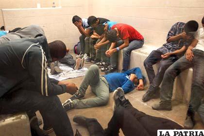 Inmigrantes latinos detenidos para ser procesados /impactony.com