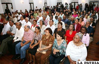 Jubilados argentinos analizan su situación en su sede /cta.org.ar