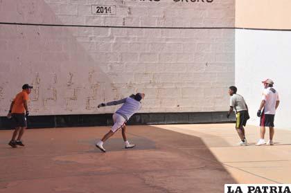 Durante el entrenamiento del combinado orureño de pelota de mano