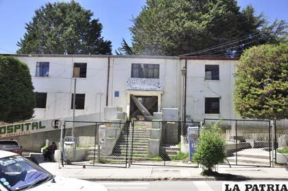 Frontis de Hospital General de Oruro en mal estado