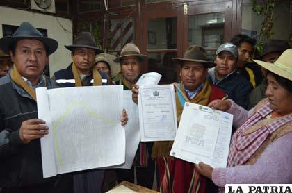 Comunarios de Sora muestran los documentos de sus terrenos