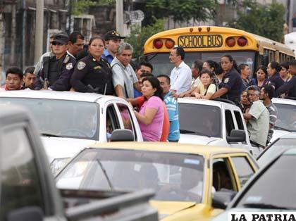 Policías precautelan seguridad en El Salvador ante posible ataque de pandillas /televicentro.hn