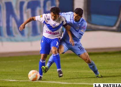 Abdón Reyes y Walter Flores en la disputa de la pelota /APG