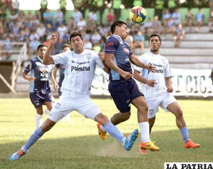 La acción del partido que se jugó ayer en Santa Cruz /APG