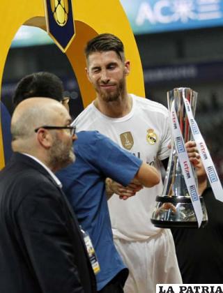 Ramos recibe el trofeo que 
ganaron en China /as.com