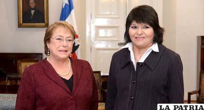 La presidenta Michelle Bachelet con Carmen Gloria Quintana /dw.com