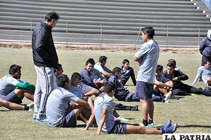 Ferrufino dialoga con sus dirigidos antes de iniciar el entrenamiento