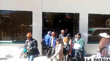 Mineros saliendo de la CNS luego de pedir que dejen de trabajar