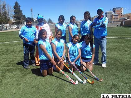 Deportistas orureñas que practican el hockey