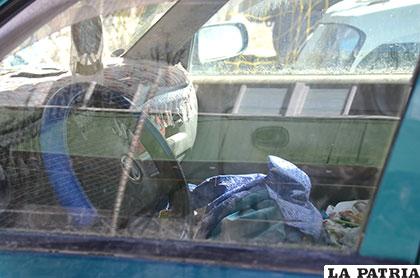 Tras el vidrio del vehículo se observan algunos objetos robados