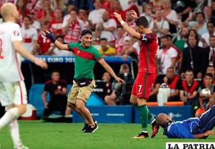 El aficionado suizo intenta abrazar a Cristiano Ronaldo