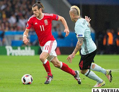 Gareth Bale, la figura de la selección galesa conduce el balón
