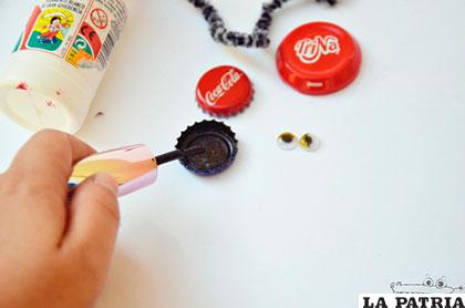 PASO 1
Pinta el interior de las chapas con laca de uñas negro