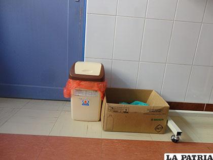 Basureros para botar los artículos desechables utilizados para visitar a un paciente