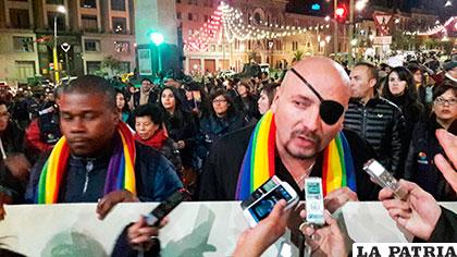El defensor del Pueblo, David Tezanos, participó del desfile del Orgullo Gay /ABI