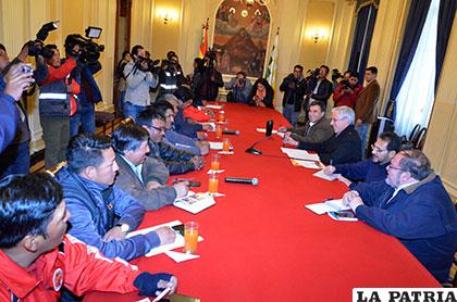 La mesa de diálogo de autoridades de Gobierno y dirigentes de la COB /ABI