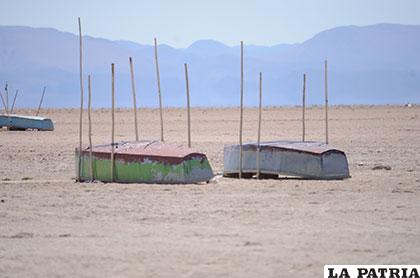 Los botes quedaron en desuso a orillas de lo que era el lago Poopó /Archivo