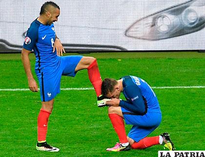 Dimitri Payet anotó el tercer gol de Francia, Griezmann cumple su promesa y le da un beso en la zapatilla /as.com