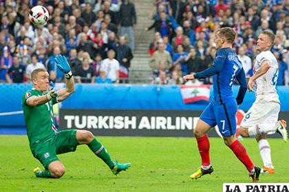 Griezmann convierte por encima del portero, el cuarto de los franceses /as.com