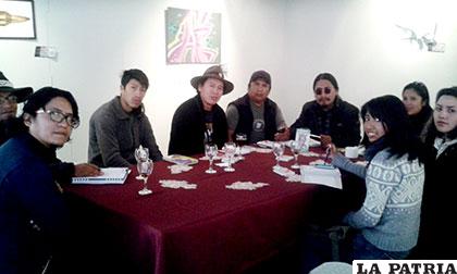 Artistas reunidos para planificar actividades culturales
