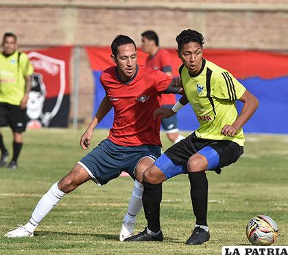 Saucedo y Galindo en la disputa del balón /APG