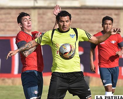 La acción del cotejo que se disputó ayer en Punata (Cochabamba) /APG