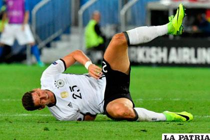 El momento en que Mario Gómez sufre la lesión que lo aleja de su selección /elespectador.com