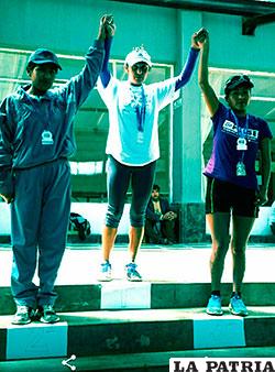 Carla Rosales Taquichiri es campeona de triatlón
