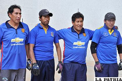 Integrantes de los equipos Jazz y Gat Huanuni