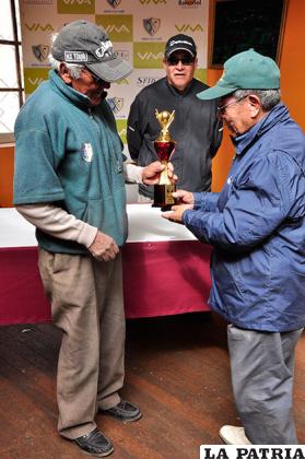 Villamonte recibe el trofeo
