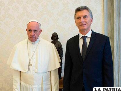 El presidente de Argentina, Mauricio Macri junto al Papa Francisco /elnuevoherald.com