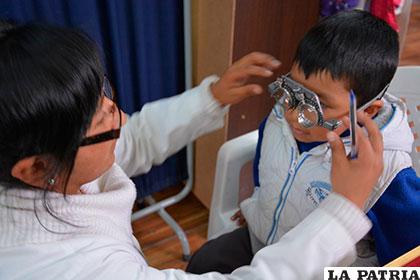 Especialistas de la ciudad de La Paz atienden a menores que precisen atención oftalmológica
