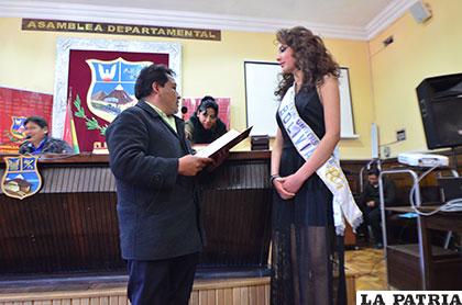Miss Oruro, Julia Méndez, es distinguida por la Asamblea Legislativa Departamental