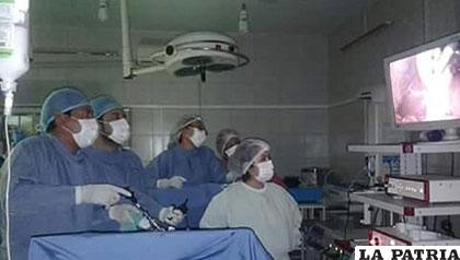 Operación de hernioplastia laparoscópica realizada en la Caja Petrolera de Salud