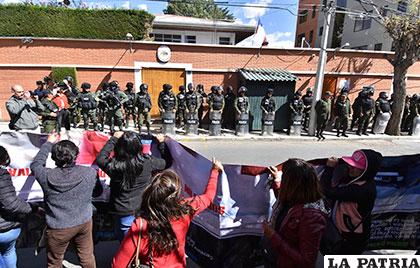 Representantes del transporte pesado en  puertas del consulado de Chile, en La Paz /APG