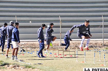 Los jugadores trabajan mentalizados en su debut en la Copa de Invierno