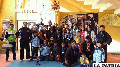 Deportistas que son parte de la selección de Oruro en el kun fu 