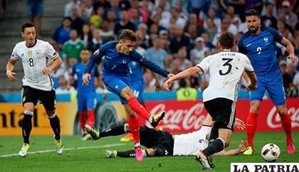 Griezmann fue imparable al momento de anotar. En la imagen convierte el segundo gol pese a la muralla alemana /as.com