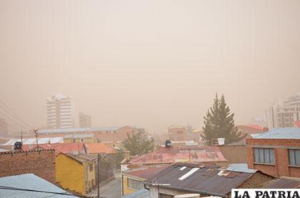 El viento cubrió la ciudad de Oruro entre las 13:30 y 13:45 horas