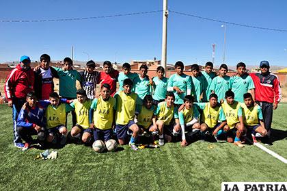 La delegación orureña de fútbol Sub-14 emprendió viaje a Chuquisaca