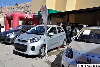 Toda una gama de vehículos de la marca coreana Kia son expuestos