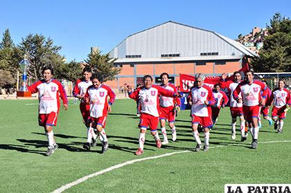 Universidad da la vuelta olímpica como campeón en Máster Ascenso