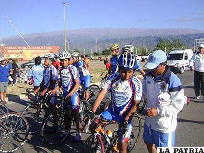 Ciclistas orureños durante una competición en Catamarca