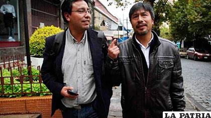 Los periodistas Abdel Padilla (izq.) y José Luis Mendoza (der.) /lostiempos.com