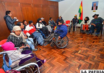 Delegación de discapacitados continúan con su pedido de un bono de 500 bolivianos /APG