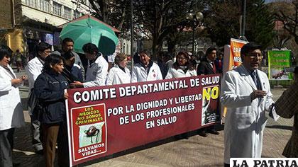 Médicos se solidarizan con sus colegas detenidos en Santa Cruz