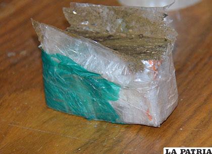 Paquete de marihuana que habrían botado al interior del centro penitenciario