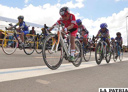 Ciclistas orureños durante una competencia